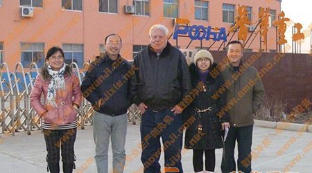 美國客戶第三次來我公司洽談訂購拋丸機(jī)事宜