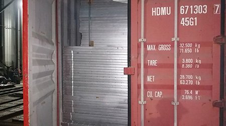 澳大利亞客戶定制噴砂房裝車發(fā)貨