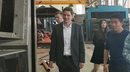 德國(guó)考察團(tuán)參觀普華拋丸機(jī)生產(chǎn)現(xiàn)場(chǎng)