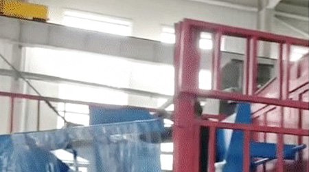 啟東客戶的Q3210履帶式拋丸機發(fā)貨